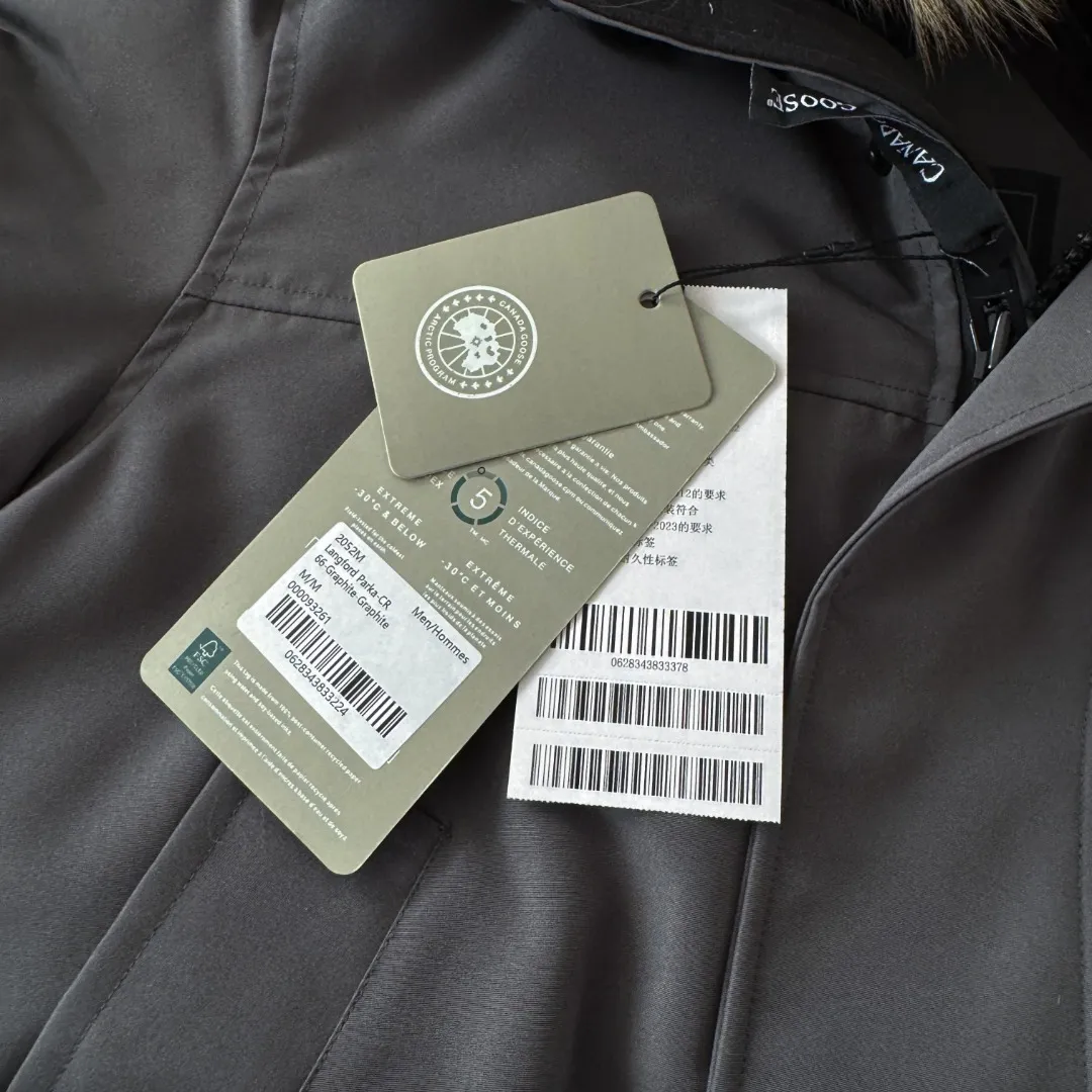Style number: Y 87 Canada Goose 13 down jackets, timeless Classic, same style for men and women, mid-length windbreaker jacket. Canada Goose technology waterproof fabric is wind and cold resistant and extremely warm! Plush heat storage keeps you warm and warms you up quickly! Extra large fur collar design, fine fur, smooth to the touch, comfortable and skin-friendly! Double windproof cuffs to prevent cold wind from entering! The pockets have a flap zipper design and the upper pocket is a diagonal pocket, which is convenient and practical! Canada Goose’s popularity in the past two years has greatly surpassed that of the king of down jackets, the Meng Mouth, and it is the hottest item in autumn and winter on INS! Same Style for men and women, Canada Goose Classic style! Color: Black Black Label Black Red Label Cream White Gray Black Label Gray Red Label Navy Blue Sizes: XS S M L XL XXL